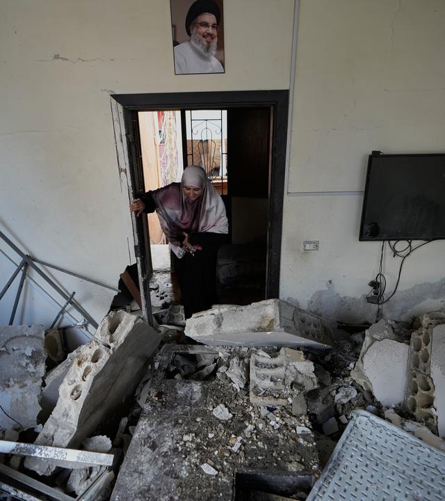 Eine Frau betritt ihr Haus, das bei einem israelischen Luftangriff im Dorf Burj al-Shemali in der Nähe der libanesischen Hafenstadt Tyrus zerstört wurde. Eine Frau betritt ihr Haus, das bei einem israelischen Luftangriff im Dorf Burj al-Shemali in der Nähe der libanesischen Hafenstadt Tyrus zerstört wurde. 