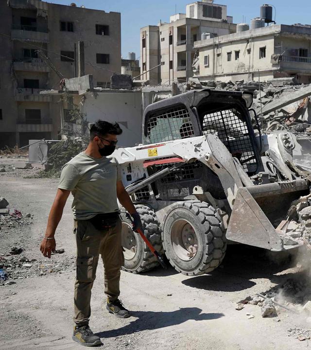 In der südlibanesischen Stadt Nabatieh beseitigt ein Bulldozer am 21. Juni 2026 die Trümmer zerstörter Gebäude nach israelischen Luftangriffen.