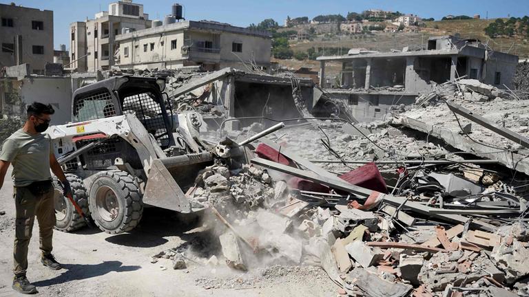 In der südlibanesischen Stadt Nabatieh beseitigt ein Bulldozer am 21. Juni 2026 die Trümmer zerstörter Gebäude nach israelischen Luftangriffen.