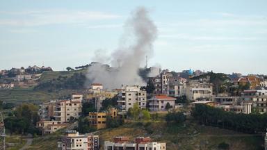 Rauch steigt von der Stelle eines israelischen Luftangriffs auf, der auf das Dorf Nabatieh im Südlibanon abzielte.