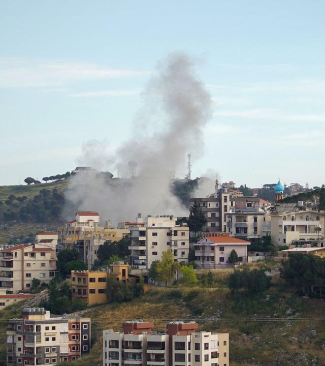 Rauch steigt von der Stelle eines israelischen Luftangriffs auf, der auf das Dorf Nabatieh im Südlibanon abzielte.