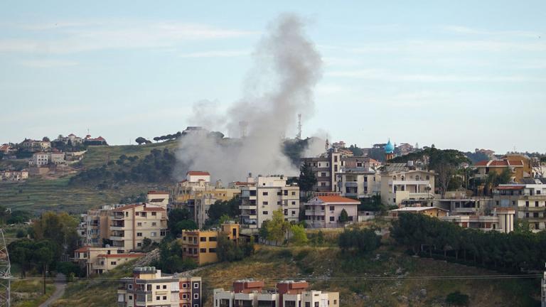 Rauch steigt von der Stelle eines israelischen Luftangriffs auf, der auf das Dorf Nabatieh im Südlibanon abzielte.