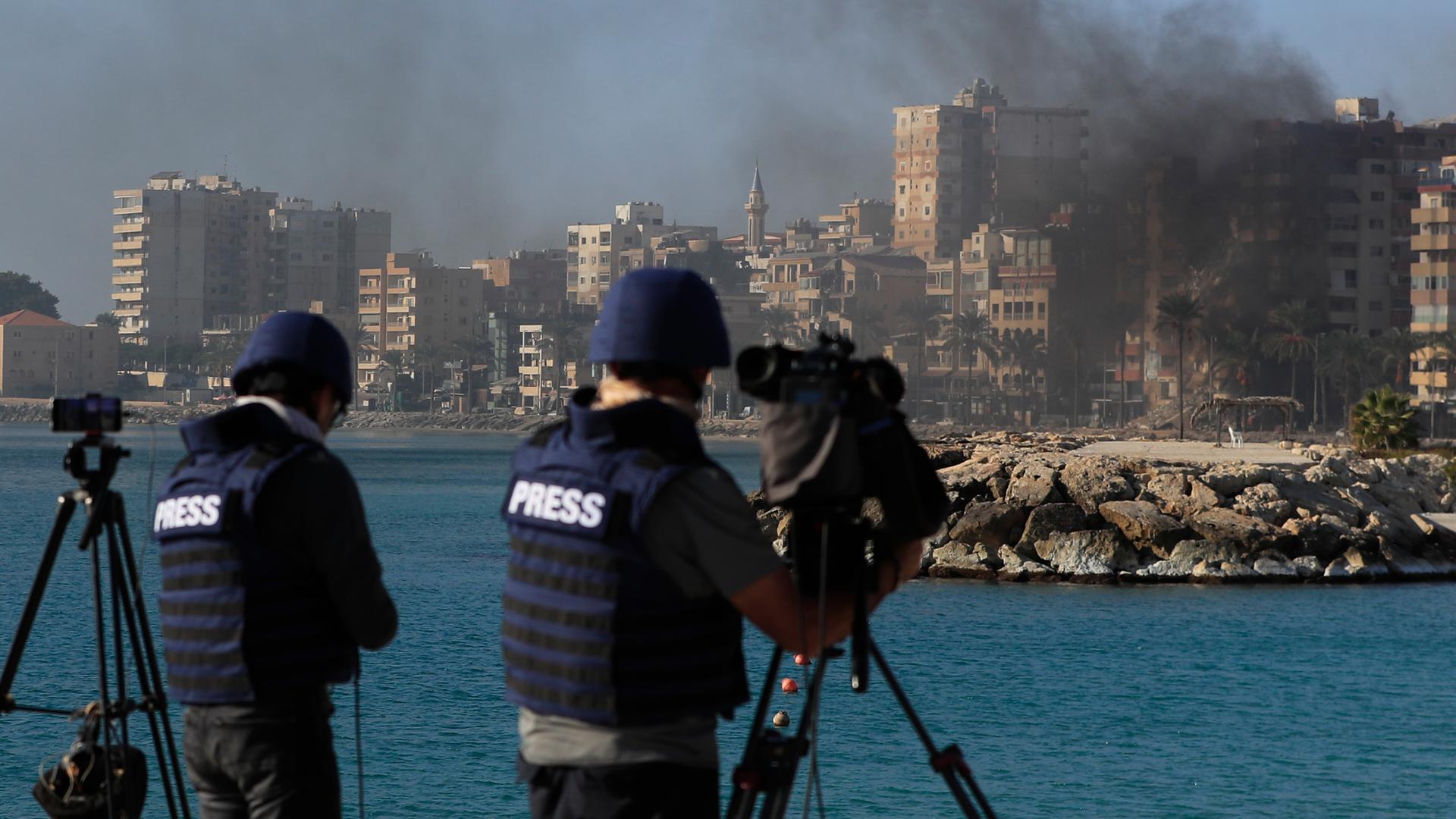 Journalisten fotografieren den Ort eines israelischen Luftangriffs in Tyros im Südlibanon.