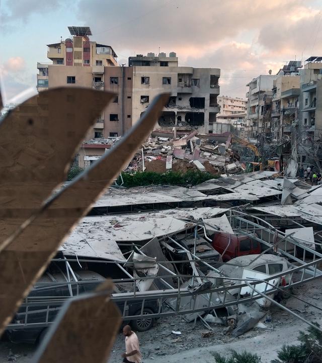 Ein zerstörtes Gebäude, das bei einem israelischen Luftangriff getroffen wurde, ist durch ein zerbrochenes Fenster des Jabal-Amel-Krankenhauses zu sehen. 