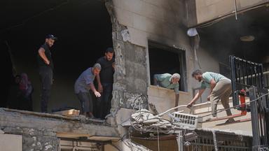29.05.2026, Libanon, Beirut: Anwohner und Arbeiter räumen die Trümmer aus einem Wohnhaus, das am Vortag bei einem israelischen Luftangriff in Choueifat in Dahiyeh, einem südlichen Vorort von Beirut, beschädigt wurde.