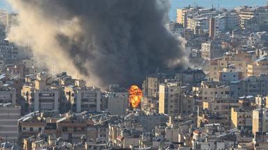 Nach israelischen Bombardierungen der südlichen Vororte Beiruts steigen Rauchwolken auf.