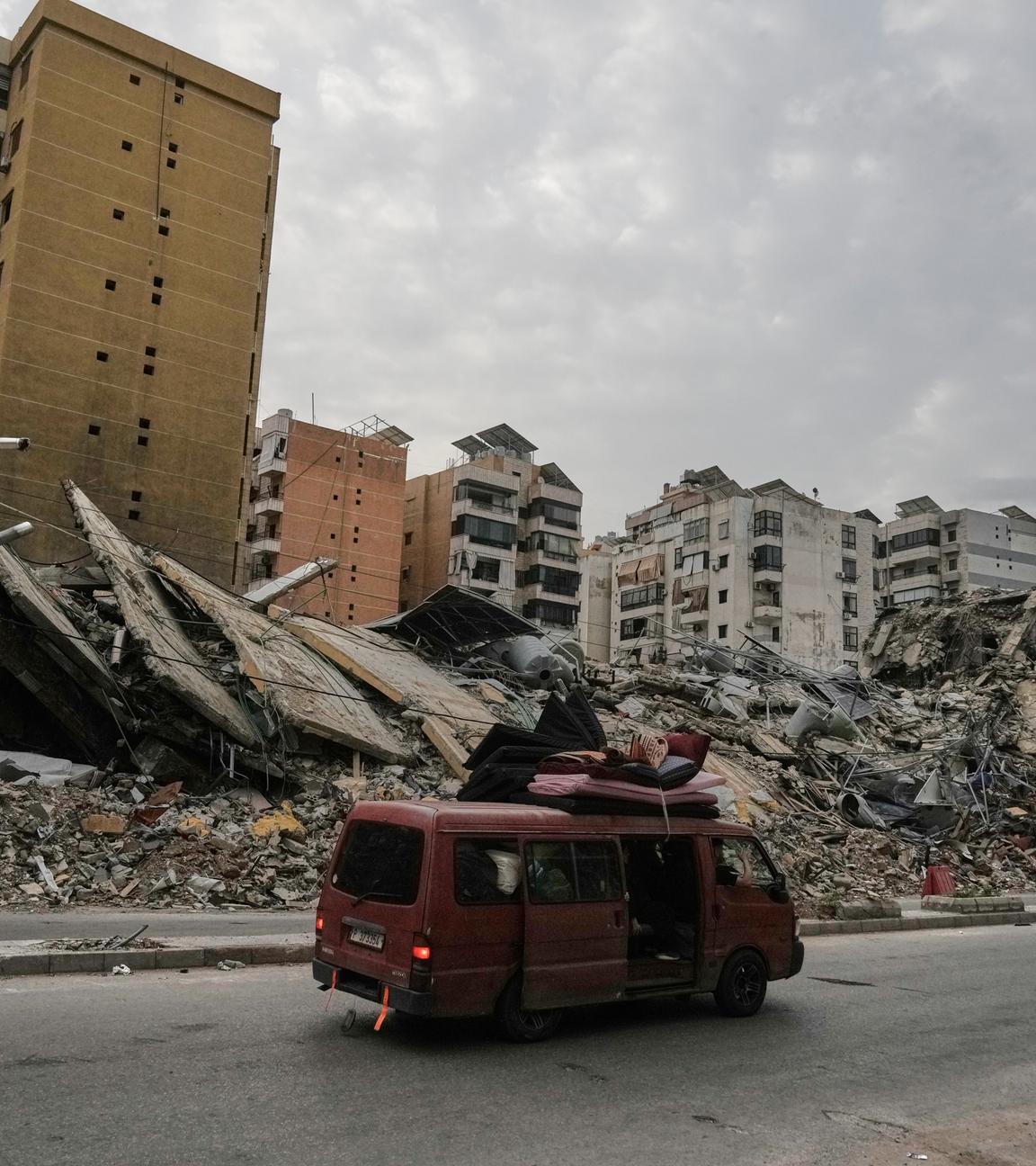 Vertriebene Bewohner kehren in einem mit Habseligkeiten beladenen Fahrzeug nach in Dahija, den südlichen Vororten von Beirut, nach dem Inkrafttreten eines Waffenstillstands zurück.