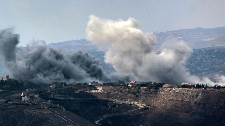 Rauch von schweren israelischen Luftangriffen steigt aus dem südlibanesischen Dorf Jabal al-Rihan auf, aufgenommen am 23.09.2024