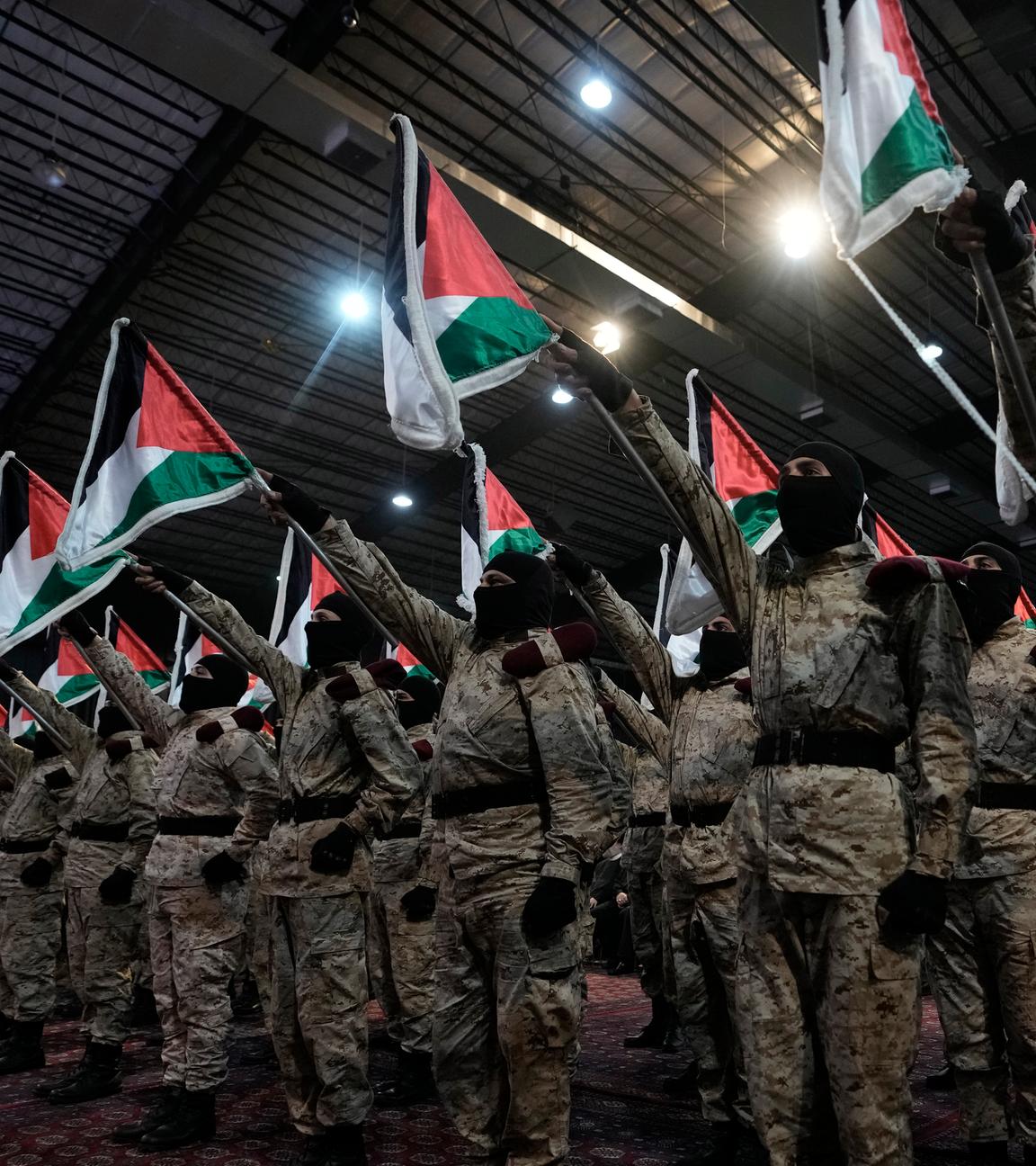 Hisbollah-Kämpfer marschieren mit palästinensischen Fahnen während einer Kundgebung zum Jerusalem-Tag oder Libanon - Al-Kuds-Tag in einem südlichen Vorort von Beirut.