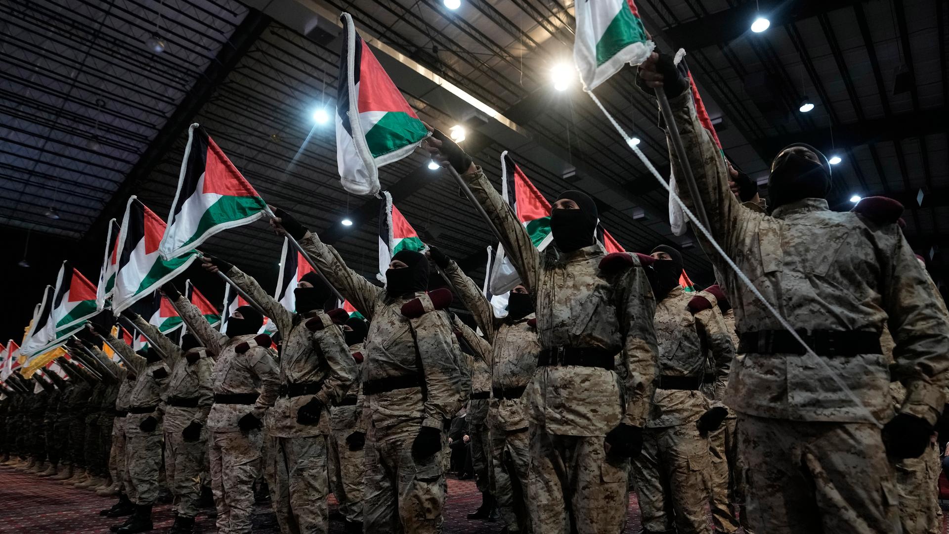 Hisbollah-Kämpfer marschieren mit palästinensischen Fahnen während einer Kundgebung zum Jerusalem-Tag oder Libanon - Al-Kuds-Tag in einem südlichen Vorort von Beirut.