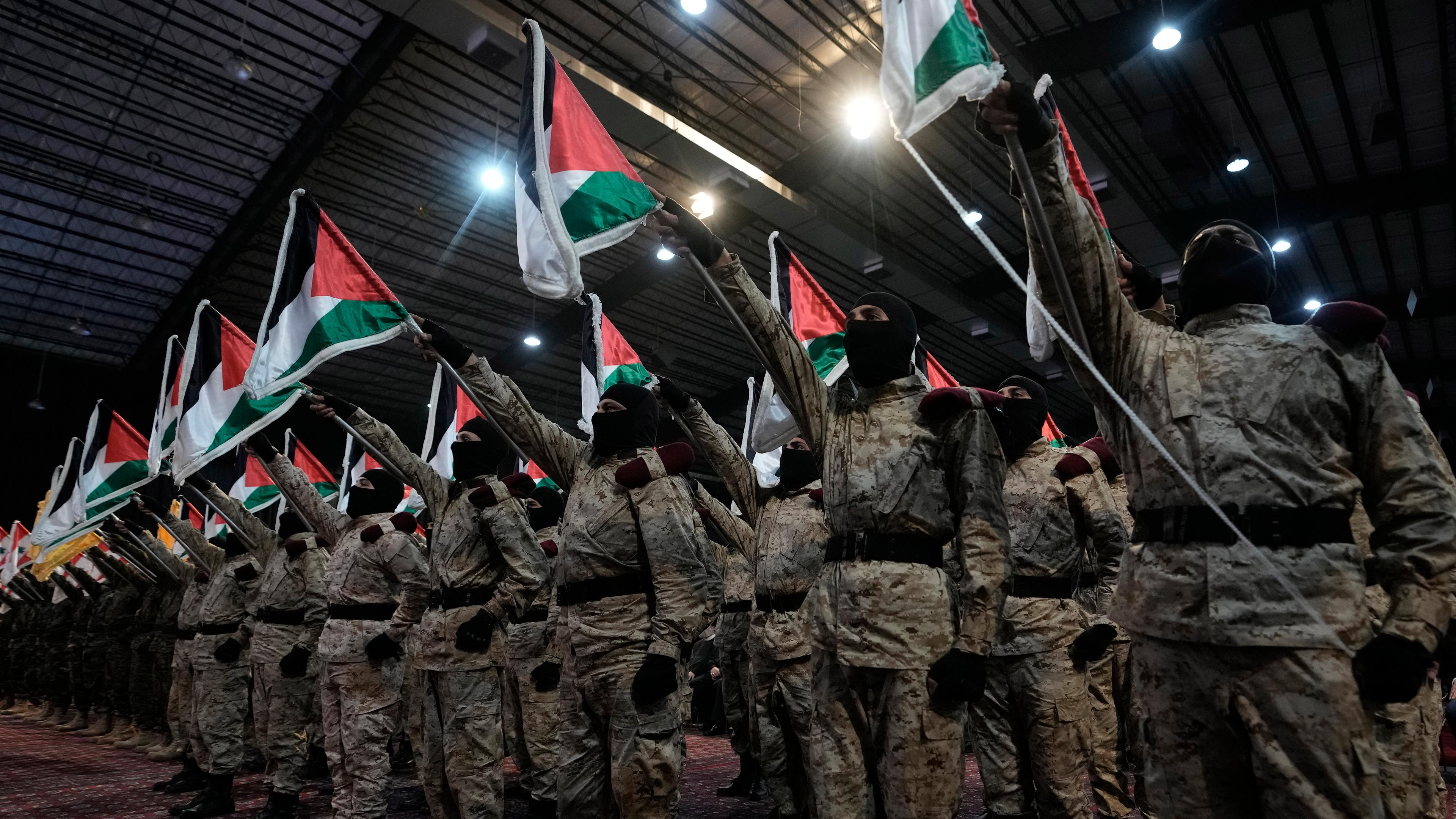 Hisbollah-Kämpfer marschieren mit palästinensischen Fahnen während einer Kundgebung zum Jerusalem-Tag oder Libanon - Al-Kuds-Tag in einem südlichen Vorort von Beirut.