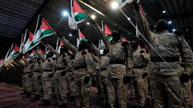 Hisbollah-Kämpfer marschieren mit palästinensischen Fahnen während einer Kundgebung zum Jerusalem-Tag oder Libanon - Al-Kuds-Tag in einem südlichen Vorort von Beirut.