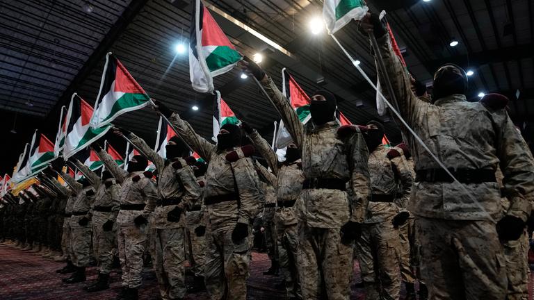 Hisbollah-Kämpfer marschieren mit palästinensischen Fahnen während einer Kundgebung zum Jerusalem-Tag oder Libanon - Al-Kuds-Tag in einem südlichen Vorort von Beirut.