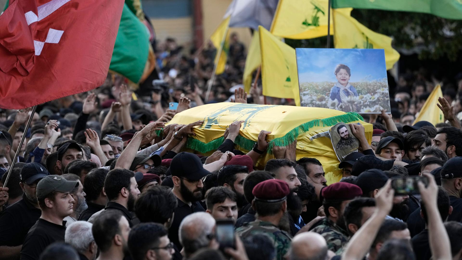 Der Sarg eines der am Luftschlag von Freitag getöteten Hisbollah-Kämpfer am Samstag in Beirut.