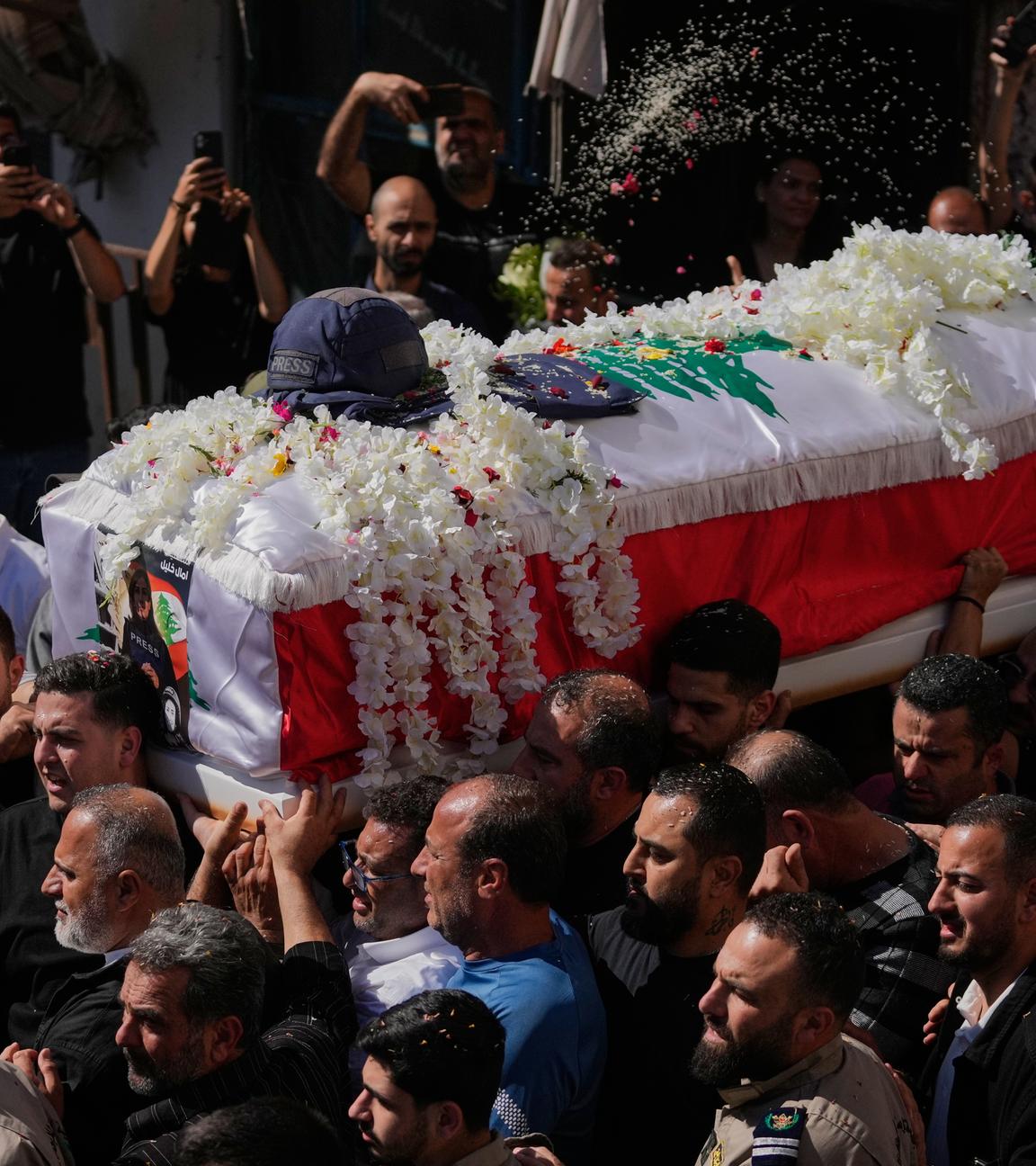 Trauernde tragen den Sarg der libanesischen Journalistin Amal Khalil, die am Mittwoch bei einem israelischen Luftangriff getötet wurde.