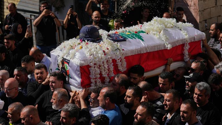 Trauernde tragen den Sarg der libanesischen Journalistin Amal Khalil, die am Mittwoch bei einem israelischen Luftangriff getötet wurde.