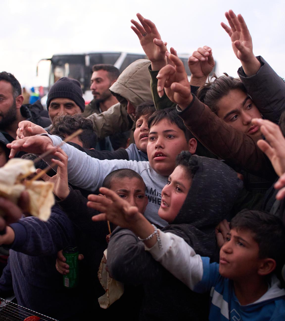 Vertriebene Kinder greifen nach gespendeten Lebensmitteln in der Nähe von Zelten, die ihnen als Unterschlupf dienen, nachdem sie vor dem israelischen Bombardement im Südlibanon geflohen sind. 