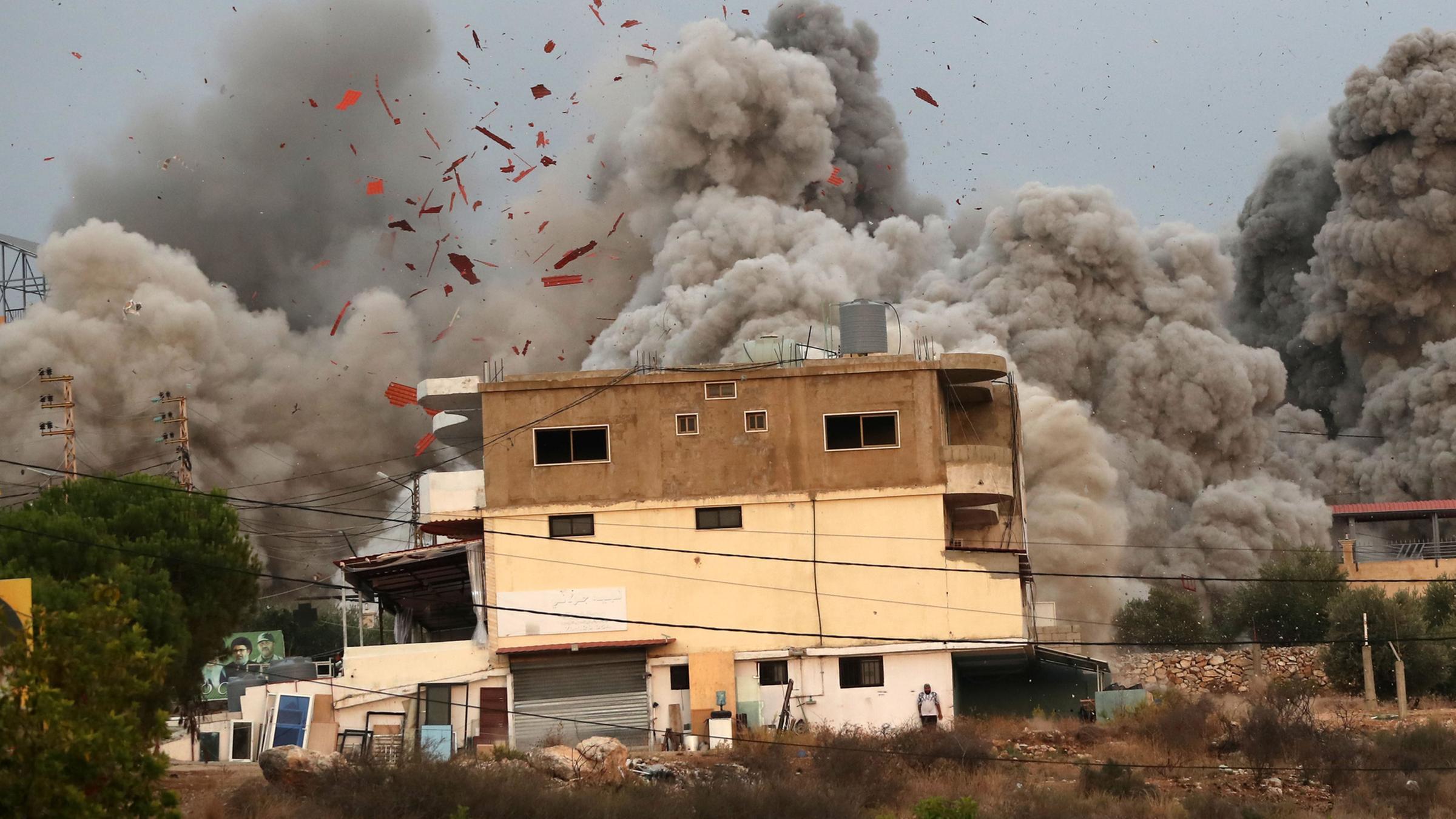 Rauch steigt nach einem israelischen Luftangriff auf die Stadt Tayr Debba im Südlibanon am 6. November 2025 auf.