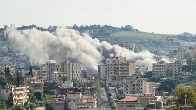 Am 9. Mai 2026 steigt Rauch von der Stelle eines israelischen Luftangriffs in der südlichen Stadt Nabatieh auf.