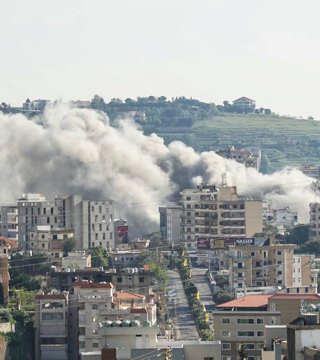 Am 9. Mai 2026 steigt Rauch von der Stelle eines israelischen Luftangriffs in der südlichen Stadt Nabatieh auf.