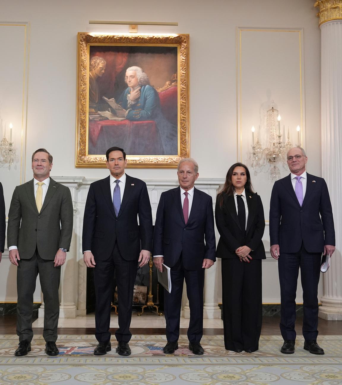 Marco Rubio posiert mit US-, libanesischen und israelischen Diplomaten in Washington vor einem Treffen im US-Außenministerium für ein Foto.
