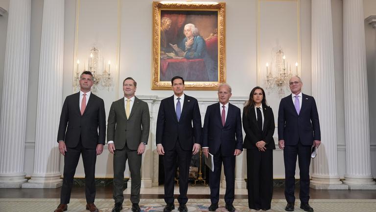 Marco Rubio posiert mit US-, libanesischen und israelischen Diplomaten in Washington vor einem Treffen im US-Außenministerium für ein Foto.