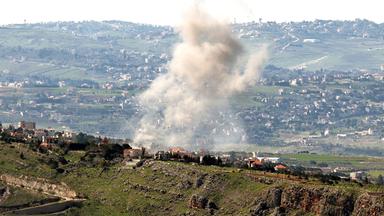 Rauch steigt nach israelischen Bombenangriffen auf das südlibanesische Dorf Taybeh am 03.032026 auf