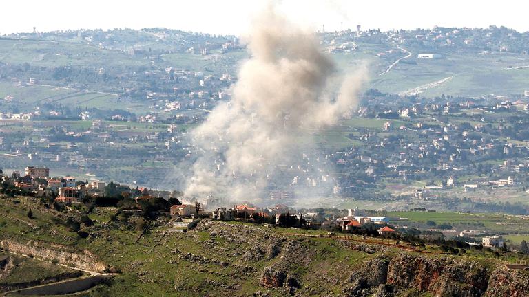 Rauch steigt nach israelischen Bombenangriffen auf das südlibanesische Dorf Taybeh am 03.032026 auf