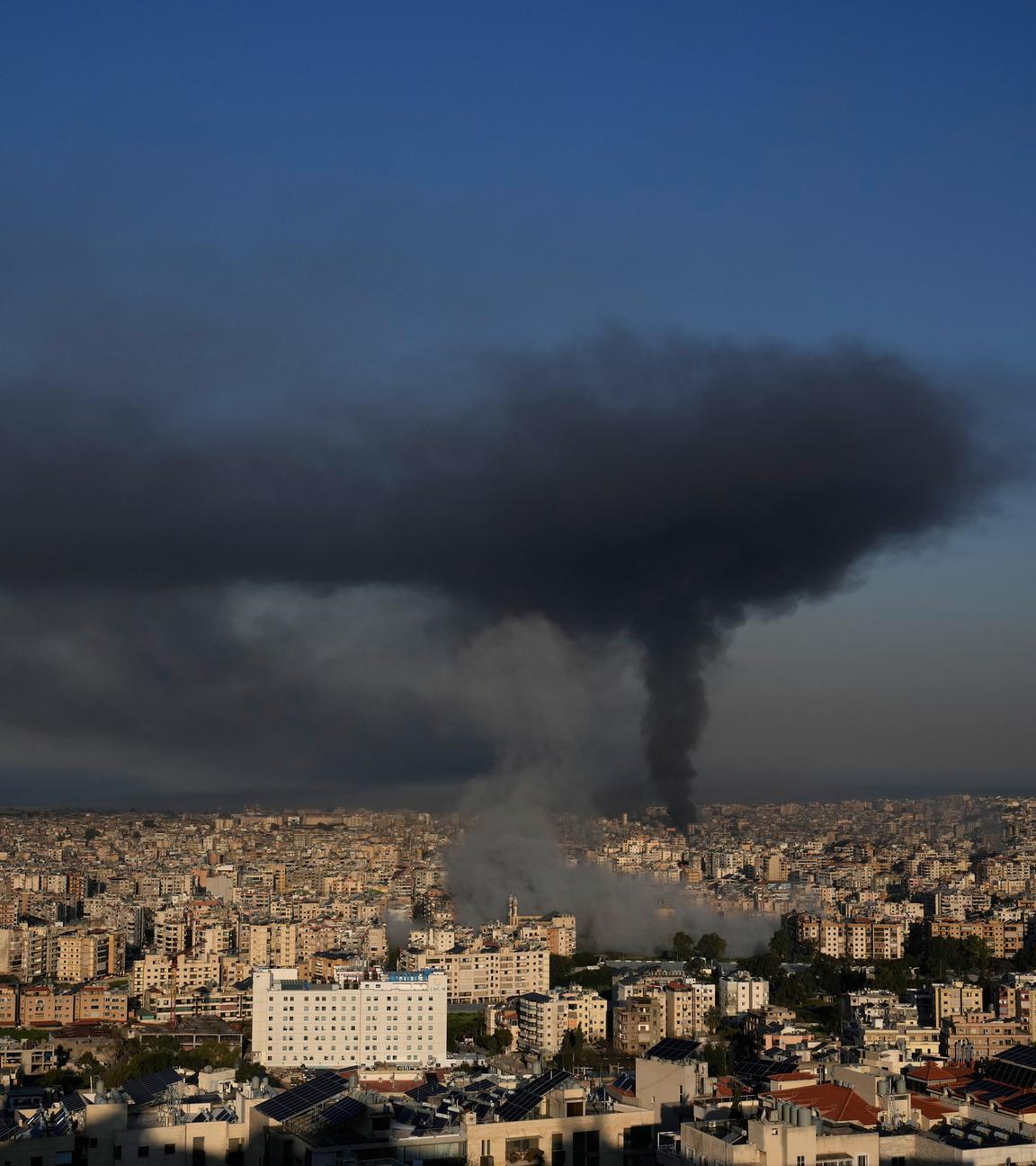 Rauch steigt von israelischen Luftangriffen in Dahiyeh, einem südlichen Vorort von Beirut im Libanon, am Dienstag, dem 3. März 2026, auf.