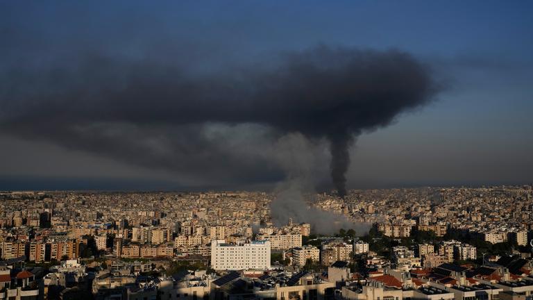 Rauch steigt von israelischen Luftangriffen in Dahiyeh, einem südlichen Vorort von Beirut im Libanon, am Dienstag, dem 3. März 2026, auf.