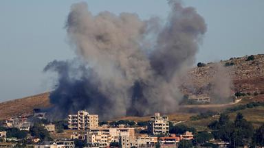 Rauch steigt auf nach einem Angriff Israels im Südlibanon.
