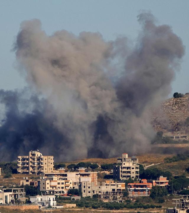 Rauch steigt auf nach einem Angriff Israels im Südlibanon.