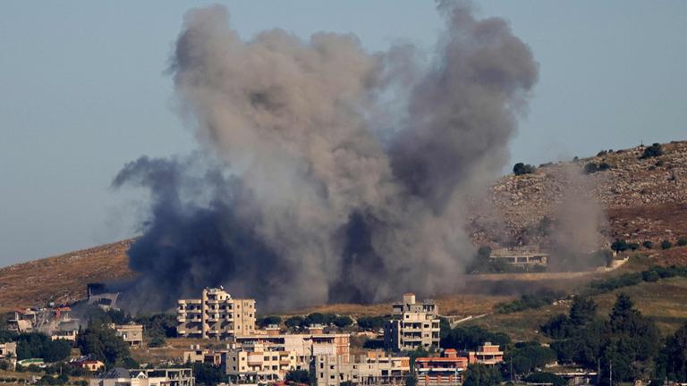 Rauch steigt auf nach einem Angriff Israels im Südlibanon.