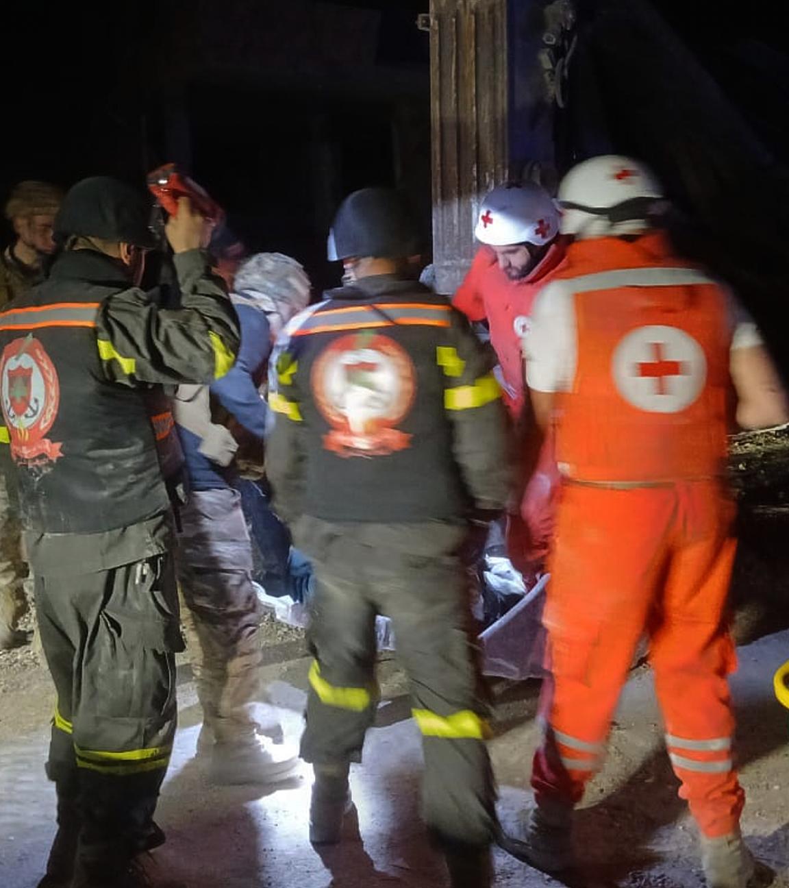 Dieses vom libanesischen Zivilschutz veröffentlichte Foto soll libanesische Freiwillige des Roten Kreuzes und Mitarbeiter des Zivilschutzes zeigen, die den Leichnam einer libanesischen Journalistin tragen, die für die Tageszeitung Al-Akhbar gearbeitet hat und bei einem israelischen Luftangriff getötet wurde. 