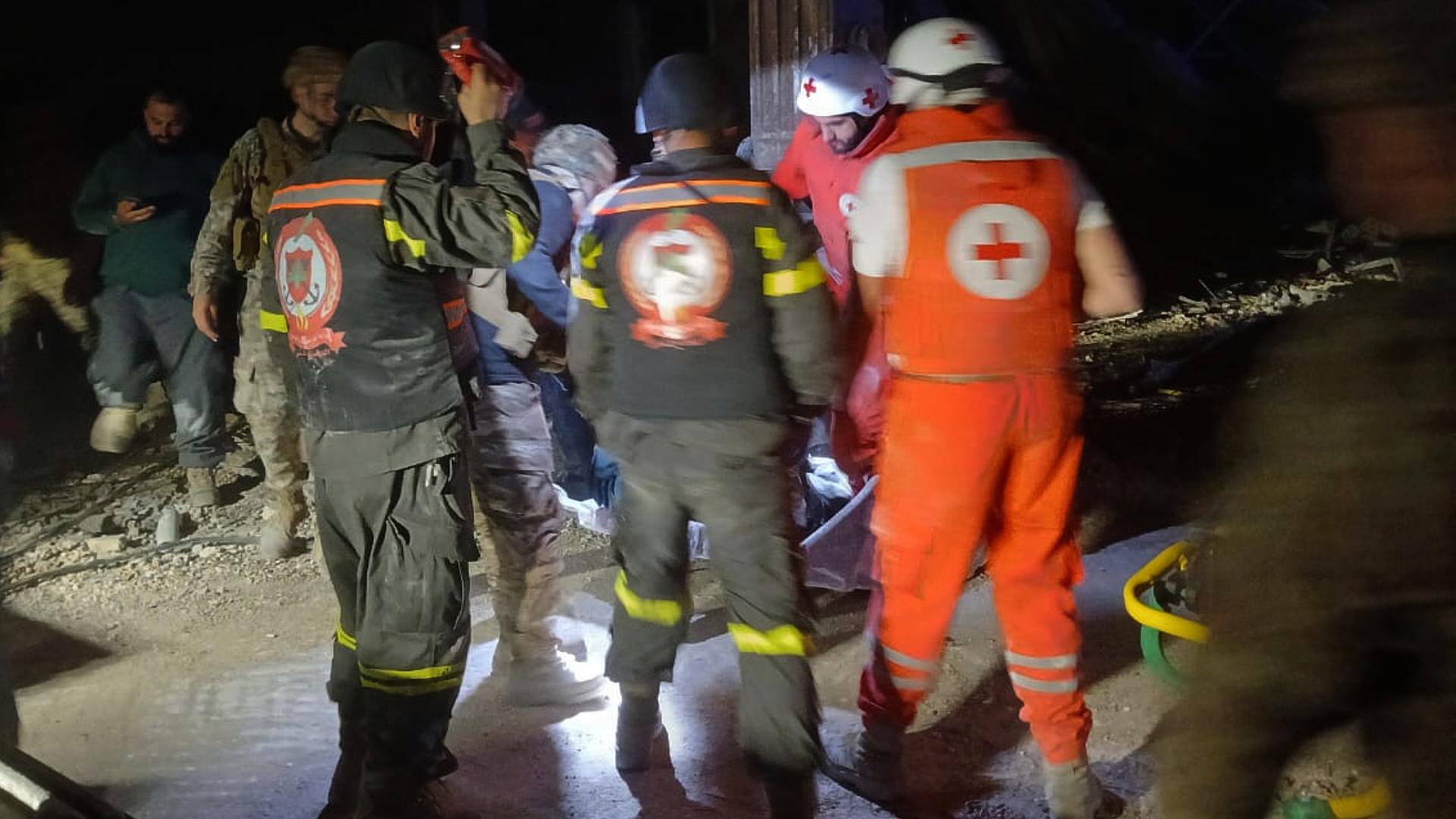 Dieses vom libanesischen Zivilschutz veröffentlichte Foto soll libanesische Freiwillige des Roten Kreuzes und Mitarbeiter des Zivilschutzes zeigen, die den Leichnam einer libanesischen Journalistin tragen, die für die Tageszeitung Al-Akhbar gearbeitet hat und bei einem israelischen Luftangriff getötet wurde. 