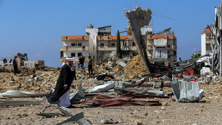 Ein libanesischer muslimisch-sunnitischer Geistlicher inspiziert die Schäden in der Gegend von Jiyeh am 25.09.2024.