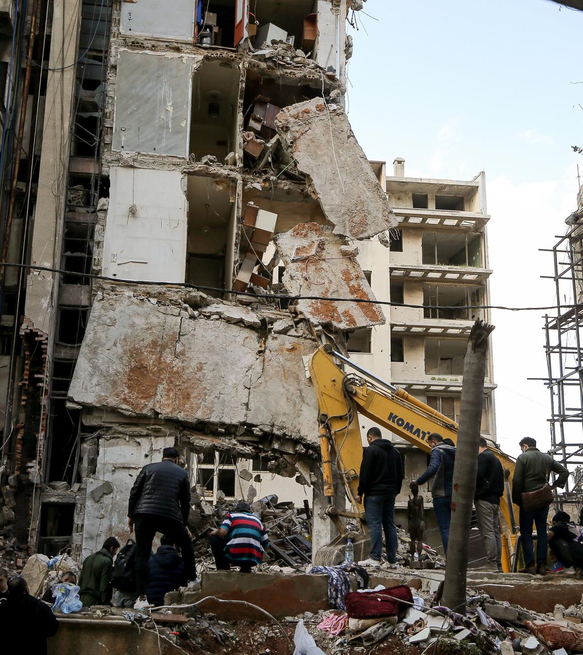 Anwohner und Mitarbeiter des Zivilschutzes suchen in den Trümmer eines nach einem israelischen Luftangriff eingestüzten Hauses nach Opfern in Beirut, Libanon.