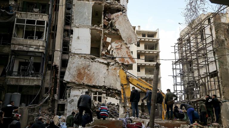 Anwohner und Mitarbeiter des Zivilschutzes suchen in den Trümmer eines nach einem israelischen Luftangriff eingestüzten Hauses nach Opfern in Beirut, Libanon.