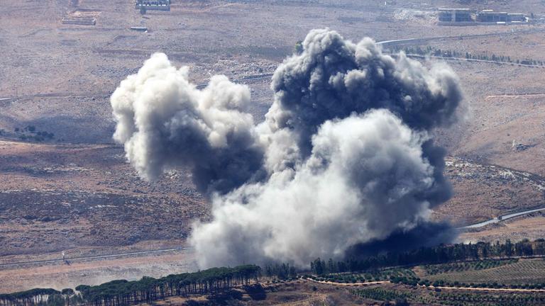 Im Gebiet Khardali im Südlibanon steigt eine Rauchwolke auf.