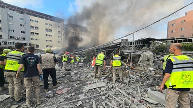 Libanon: Einsatzkräfte begutachten die Schäden am Ort eines israelischen Angriffs, der in der Nähe eines Krankenhauses in der südlichen Stadt Tyros einschlug.