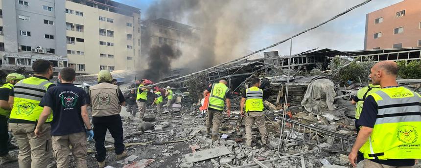 Libanon: Einsatzkräfte begutachten die Schäden am Ort eines israelischen Angriffs, der in der Nähe eines Krankenhauses in der südlichen Stadt Tyros einschlug.