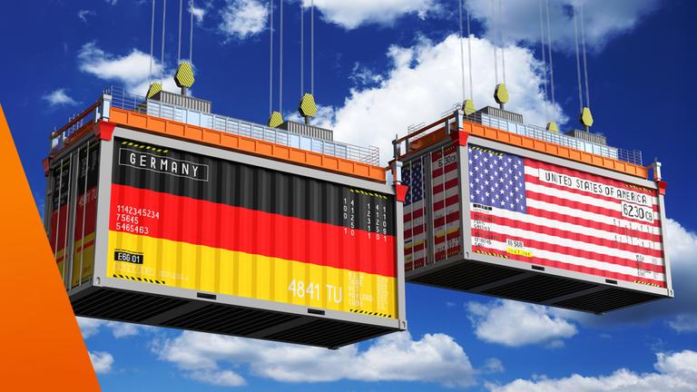 Zwei große Frachtcontainer werden von Kränen vor einem blauen Himmel mit Wolken angehoben. Der linke Container trägt die deutsche Flagge und die Aufschrift „Germany“, der rechte die US-Flagge und „United States of America“. Die Darstellung symbolisiert den transatlantischen Handel und Spannungen durch Zölle, die Warenströme beeinflussen.