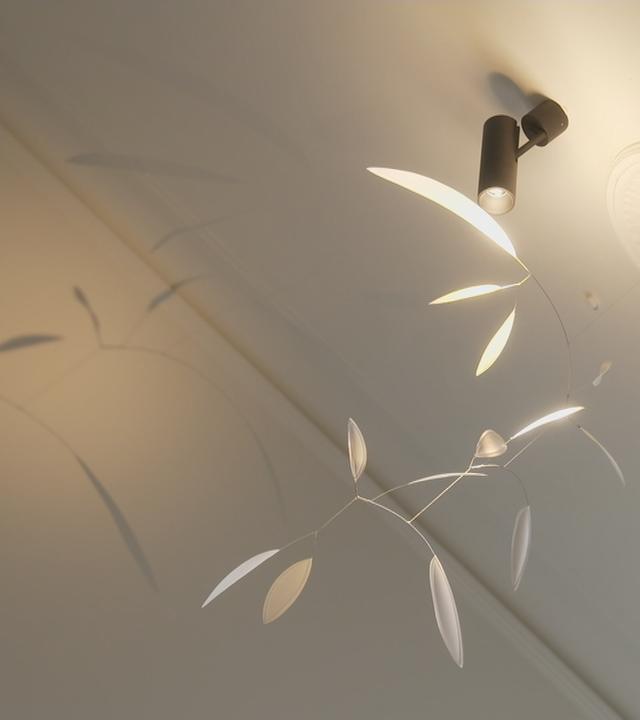 Stylische Lampe an der Decke