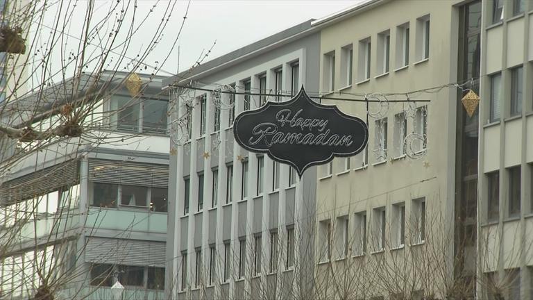 Schild: "Happy Ramadan" in Frankfurt