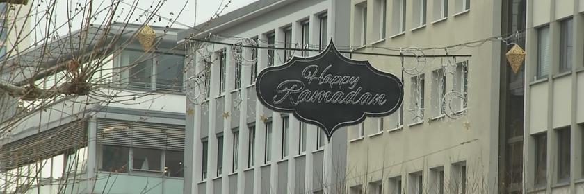 Schild: "Happy Ramadan" in Frankfurt