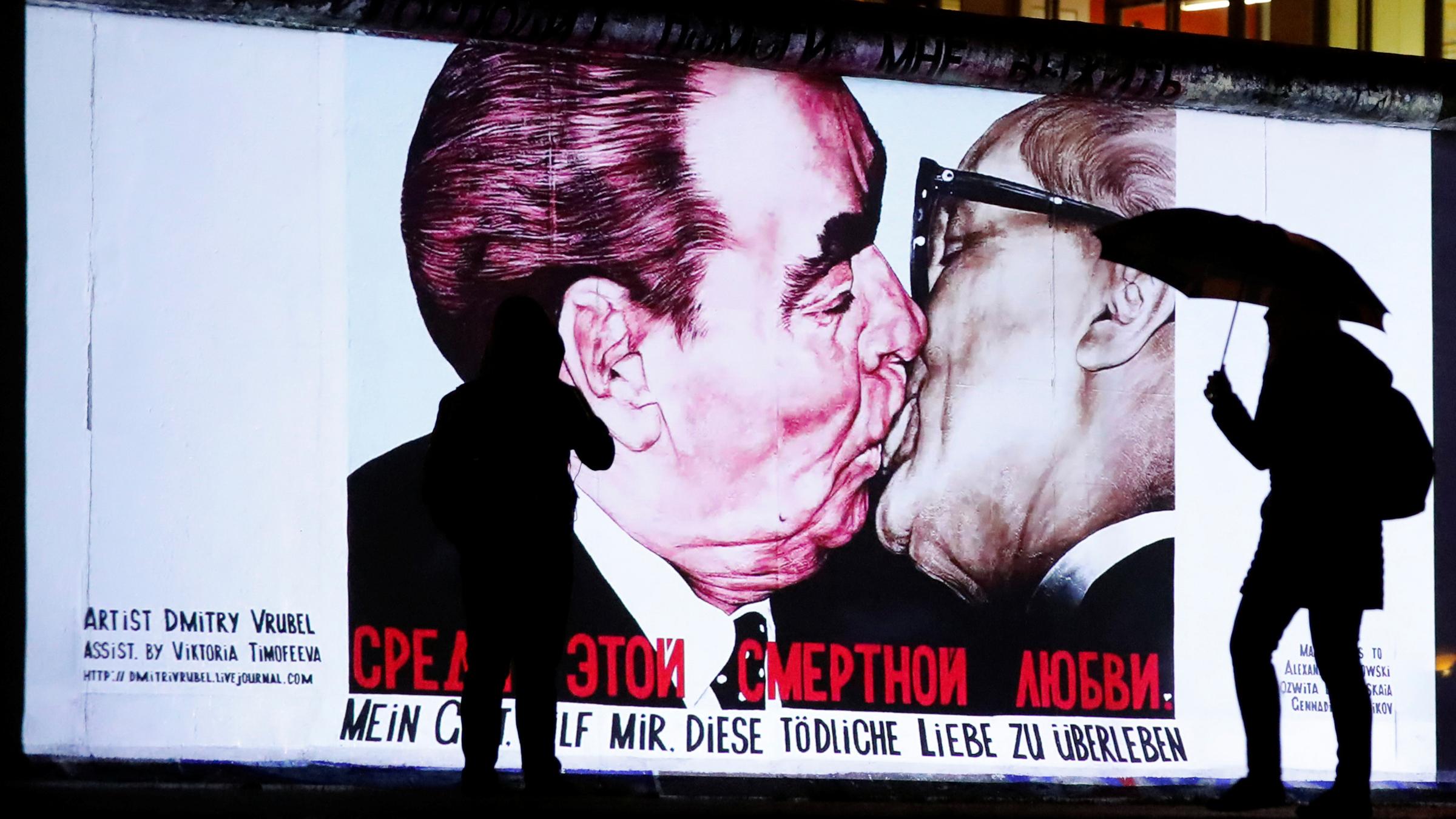 Lichtinstallation vor der East Side Gallery  in Berlin am 04.11.2019