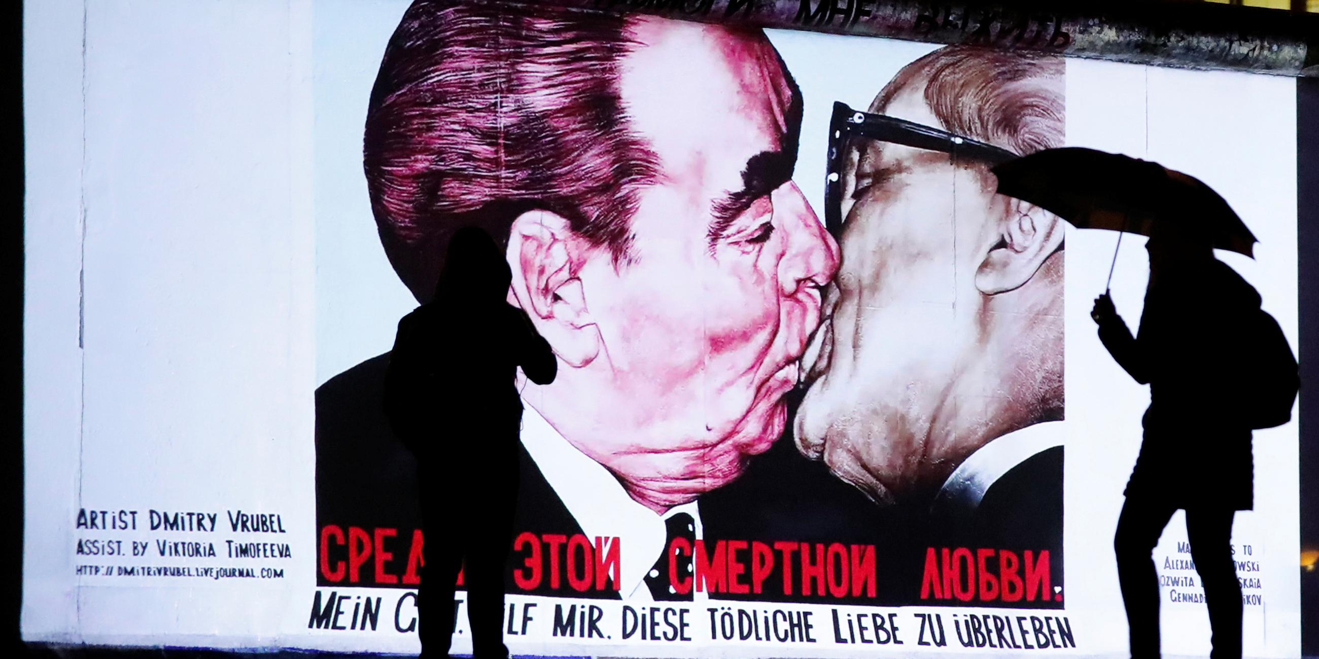 Lichtinstallation vor der East Side Gallery  in Berlin am 04.11.2019