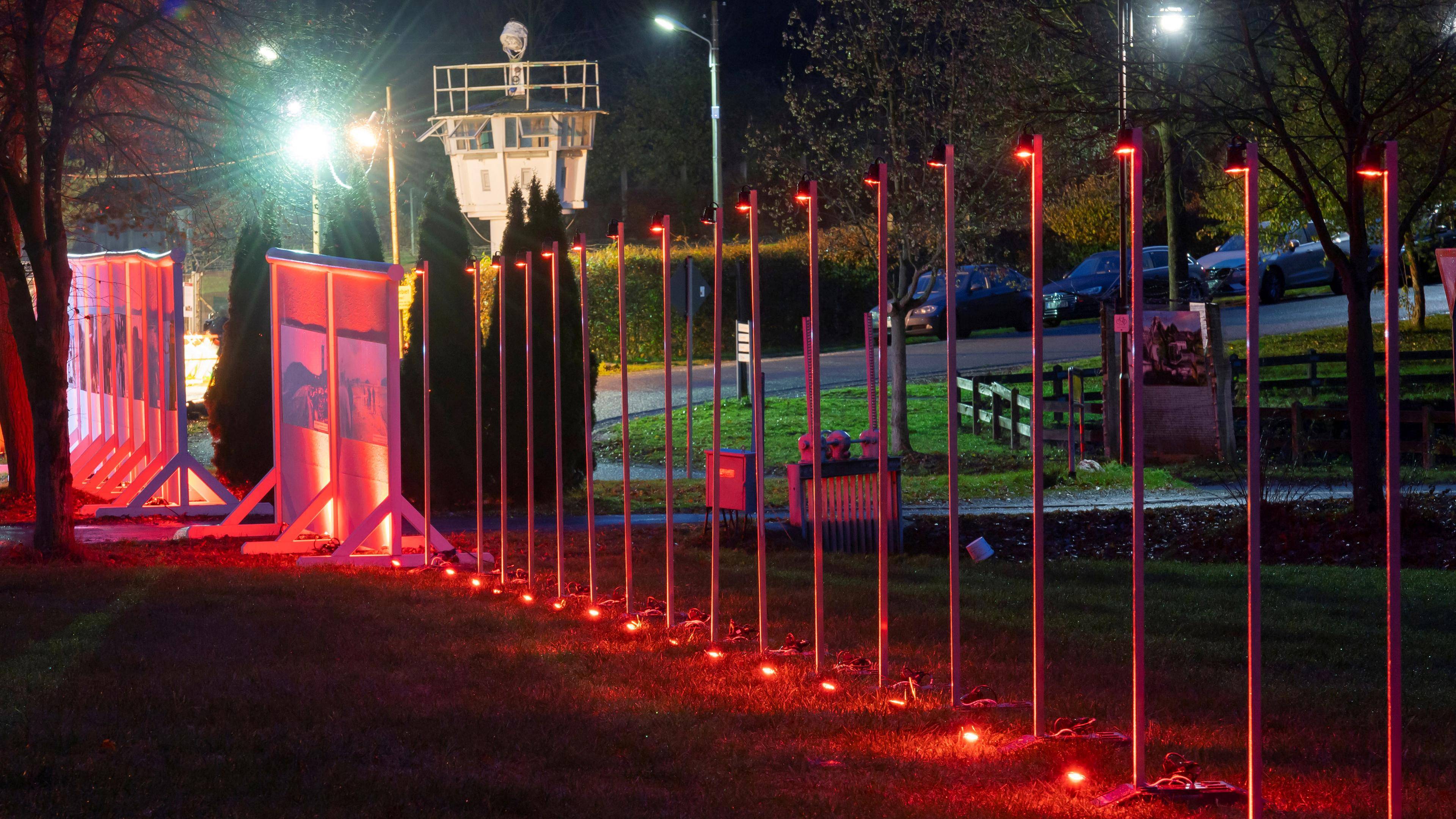 Lichtinstallation an der ehemaligen ostdeutschen Grenze in Mödlareuth  in Berlin zeichnet einen Teil des ehemaligen Wandlaufs nach, aufgenommen am 04.11.2019