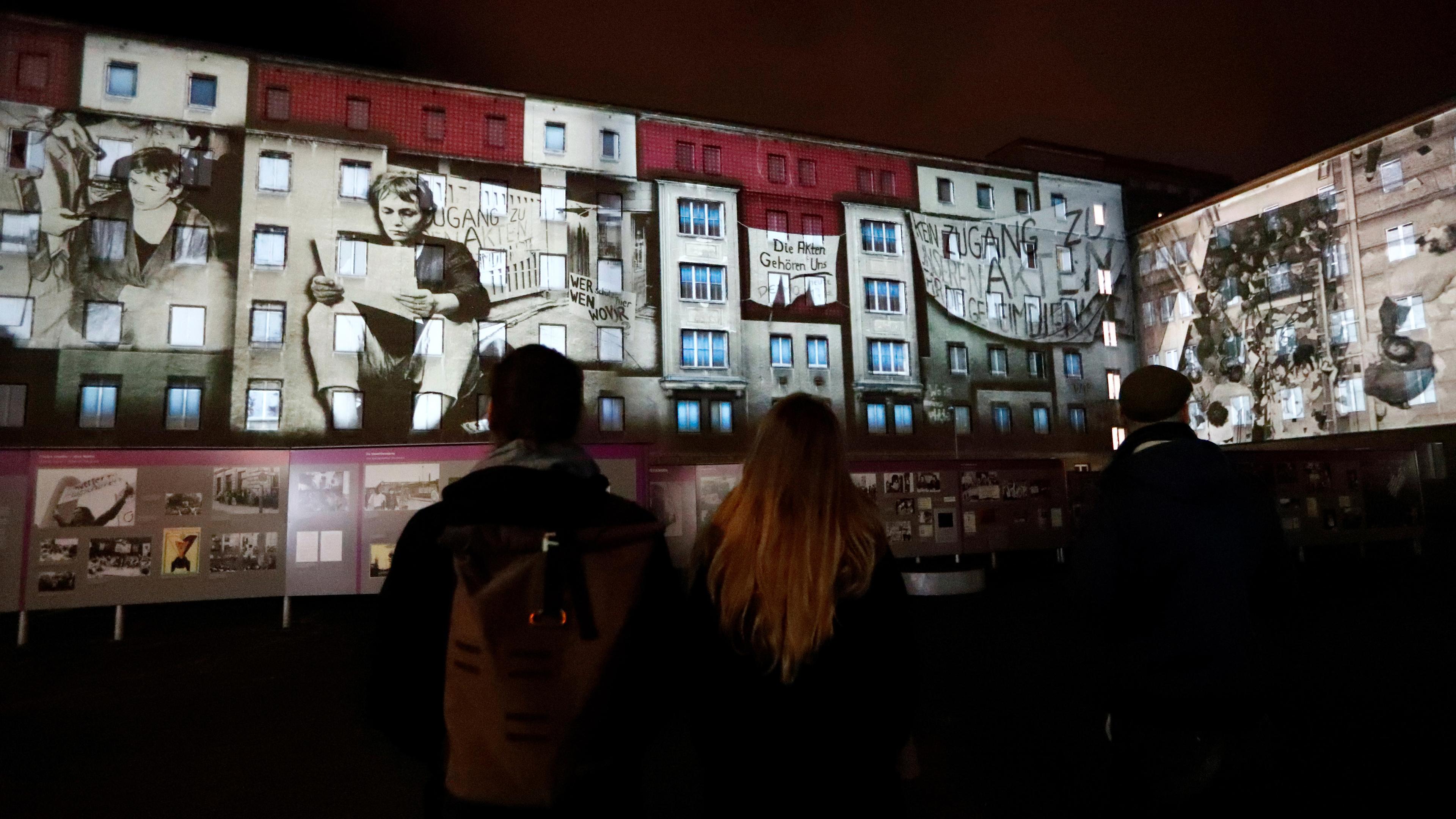 Lichtinstallation vor der ehemalige Stasi-Geheimpolizeizentrale in Berlin am 04.11.2019