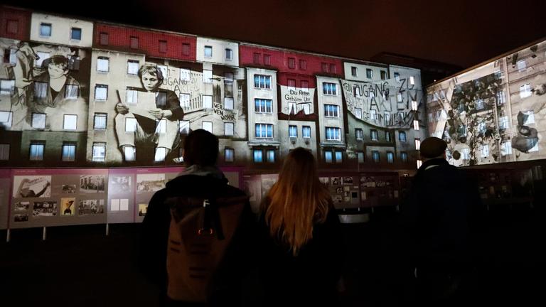 Lichtinstallation vor der ehemalige Stasi-Geheimpolizeizentrale in Berlin am 04.11.2019